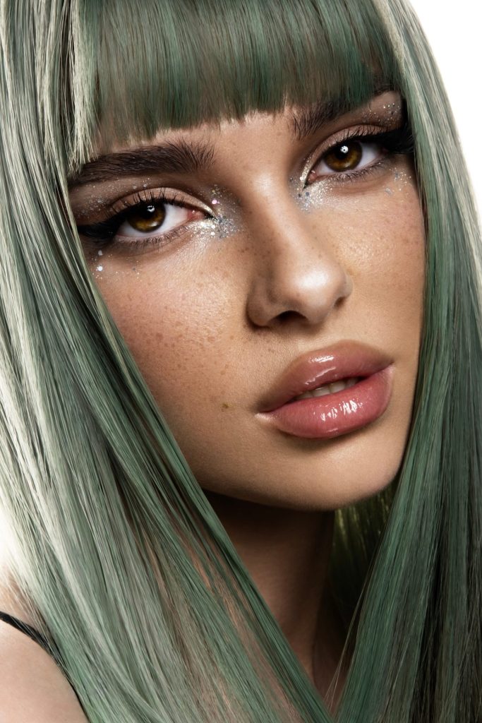 Makijaż z brokatem i cyrkoniami, szalony makeup, kolorowe włosy.