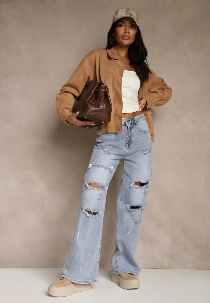 Jasnoniebieskie jeansy high waist wide leg z przetarciami, szerokie spodnie denim na wiosnę.