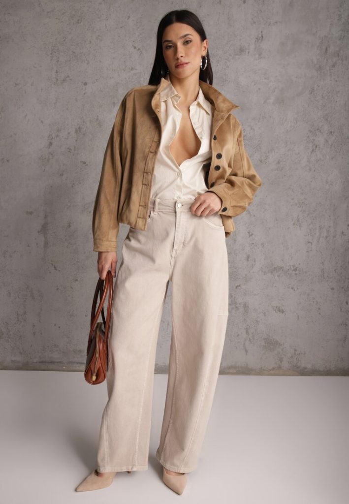 Jasnobrązowa bomberka z guzikami – lekka kurtka na wiosenne dni