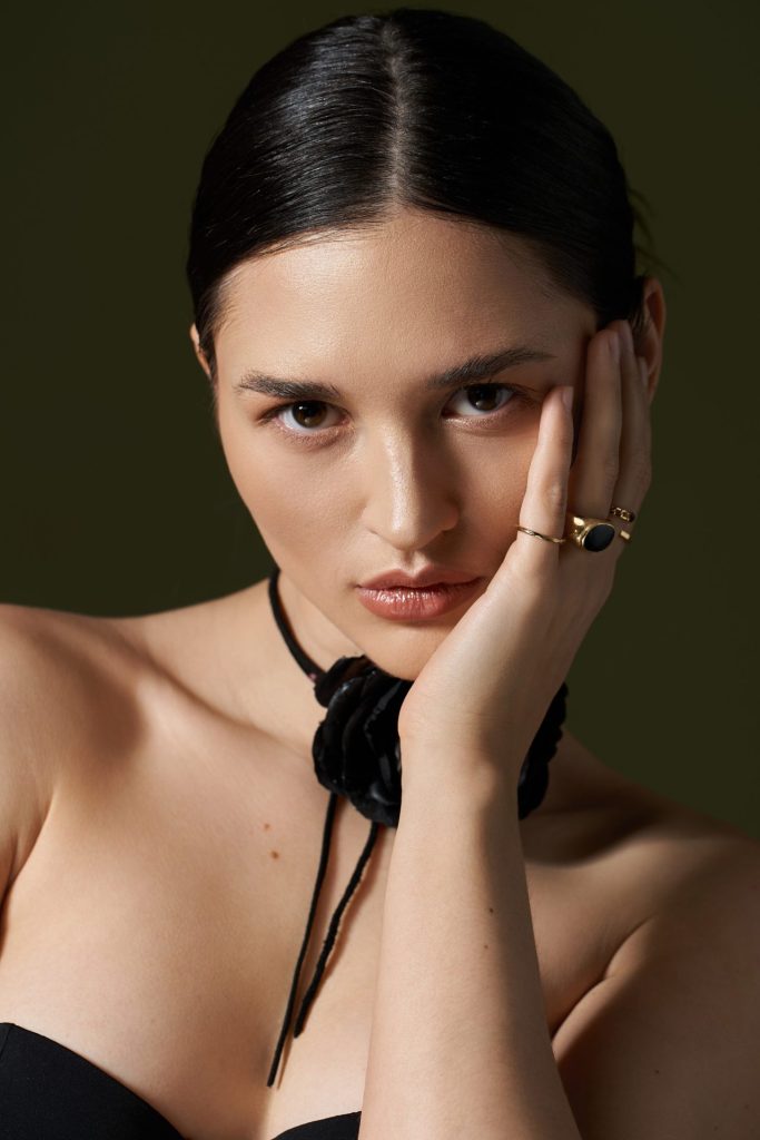 Clean girl makeup, slick back bun, gorsetowy top, chocker z różą