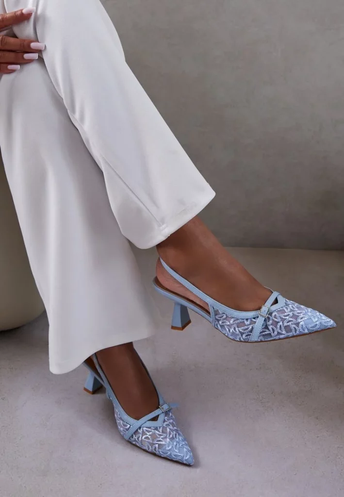 Niebieskie sandały na obcasie z haftowanej siateczki, ozdobione sprzączką. 