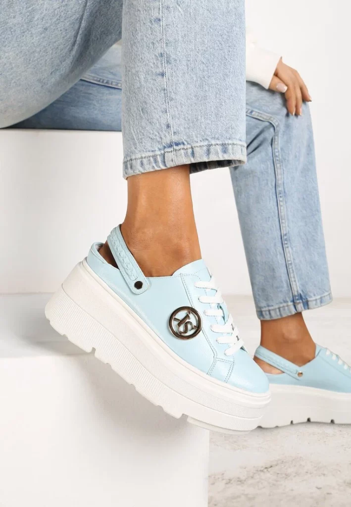 Niebieskie sneakersy na platformie z metaliczną aplikacją i tłoczeniem, pastelowe buty sportowe.