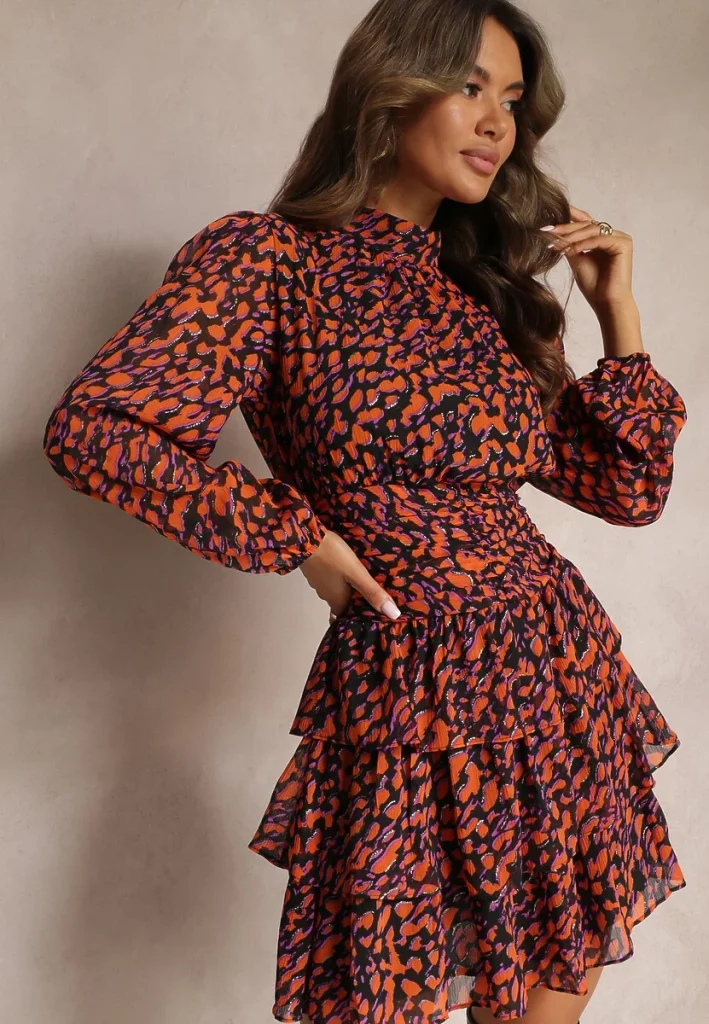 Pomarańczowa mini sukienka rozkloszowana z brokatowym wykończeniem i bufiastymi rękawami.