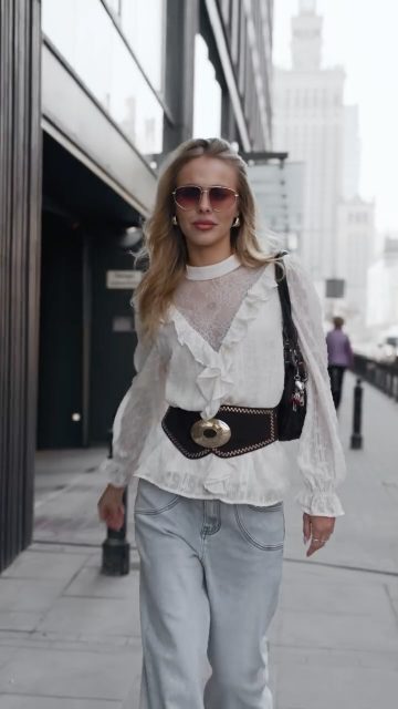 Lace Bloom w wersji city-ready.
Trochę romantycznie, trochę niebezpiecznie. ✨Bluzka Aliafera: 402327