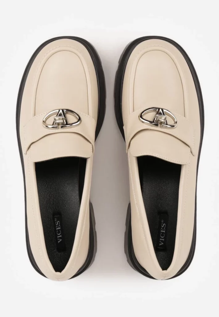 Beżowe Mokasyny na Platformie Ozdobione Klamrą Kikilla