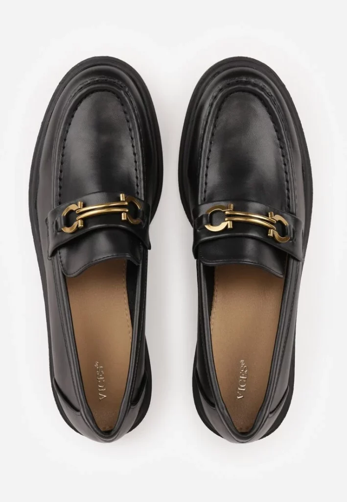 Czarne Mokasyny na Płaskiej Podeszwie Ozdobione Metaliczną Aplikacją Evaretha