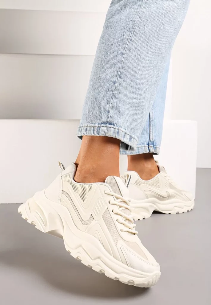 Beżowe klasyczne sneakersy damskie na niskiej platformie ze sznurowaniem – minimalistyczny model na wiosnę.