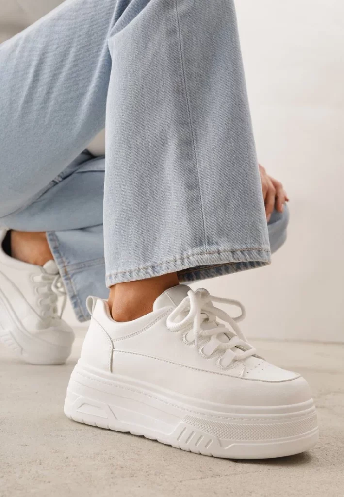 Białe chunky sneakersy damskie na platformie – masywny model w nowoczesnym stylu streetwear.