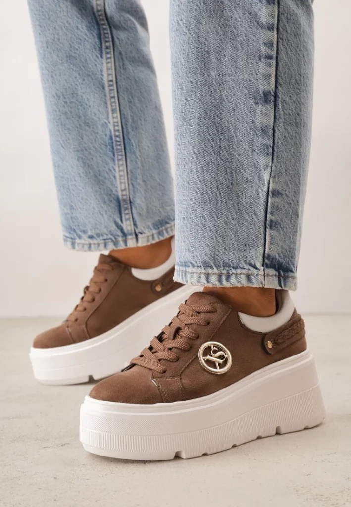 Jasnobrązowe sneakersy damskie na platformie z metaliczną aplikacją – modny model z delikatnym połyskiem.