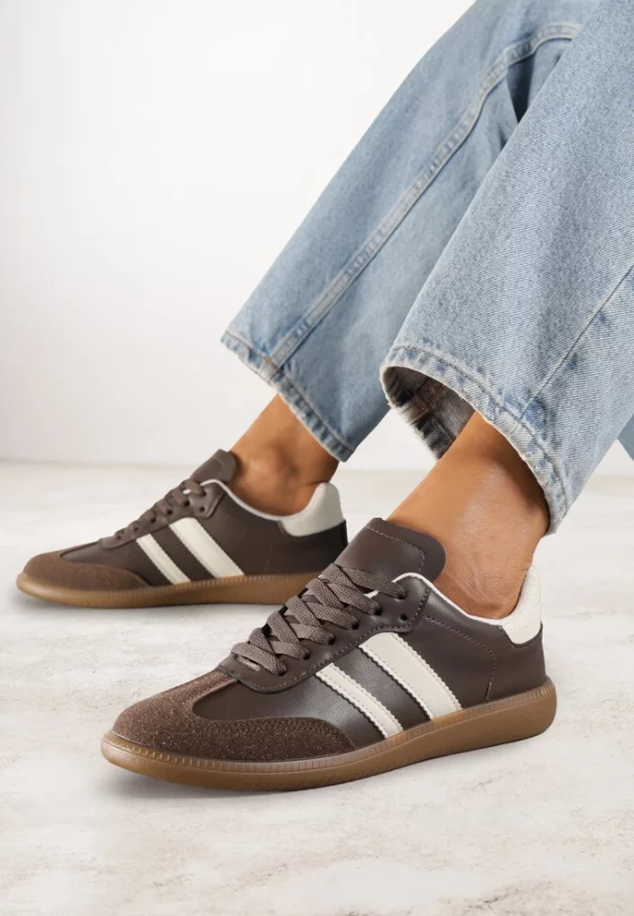 Brązowe casualowe sneakersy damskie na płaskiej podeszwie z ozdobnymi paskami – wygodne buty w naturalnym odcieniu.