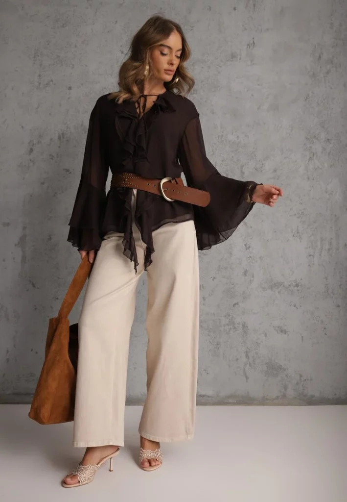 brązowa prześwitująca bluzka z falbankami i wiązaniem przy dekolcie